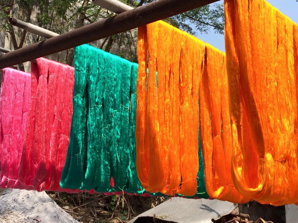 A Kanchipuram on teint la soie