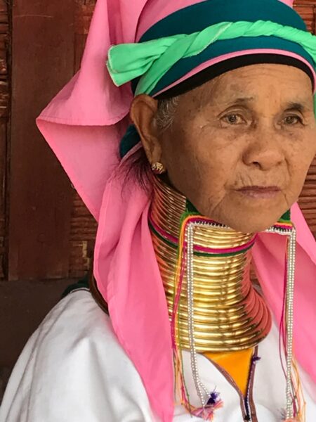 Au pays des femmes girafe, une belle journée s’annonce